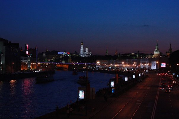  А вы заметили при Медведеве, над Кремлем и Устьинским мостом нет салюта…?((( 